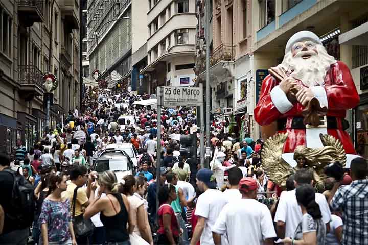 Em épocas de festas, especialmente do Natal, o fluxo de consumidores mais que dobra na 25 de Março, chegando a até 1 milhão de pessoas em um único dia.

