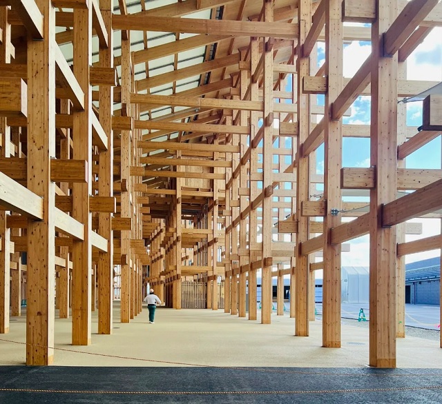 A construção utilizou cerca de 27 mil m³ de madeira e foi concluída entre junho de 2023 e agosto de 2024.