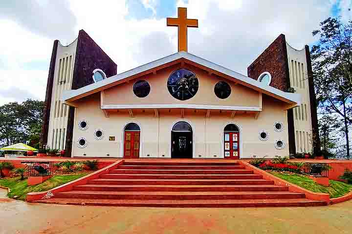 A maior igreja da Ciudad Del Este foi construída em homenagem ao padroeiro do Paraguai, San Blas, no ano de 1964. Vale destacar que a Catedral tem o formato semelhante a um barco. 