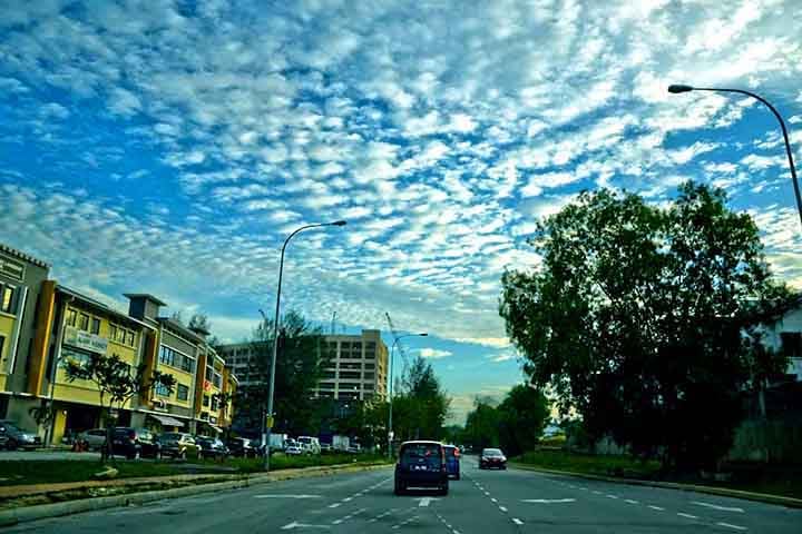 Altocúmulos -mSão nuvens médias em formato de blocos ou bolhas arredondadas que se agrupam, por vezes parecendo rolos ou camadas com espaços entre elas. Indicam mudanças climáticas próximas e podem surgir antes de tempestades.
