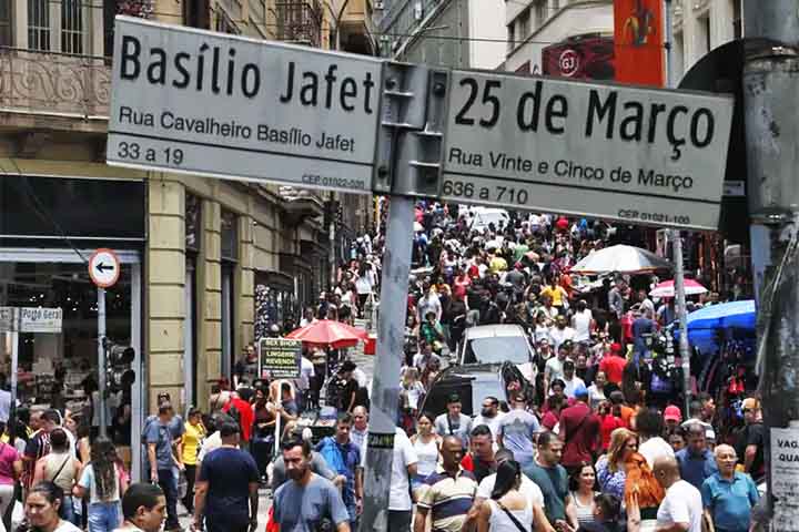 Uma das características que faz da 25 de Março um ambiente fervilhante é a variedade de produtos e preços ofertados em lojas e também por vendedores ambulantes. 

