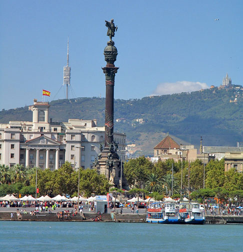 Em frente ao porto, há um monumento construído para homenagear o descobridor e navegador Cristóvão Colombo, na praça do Portal da Paz. O item foi criado como um marco das obras no litoral com o intuito de melhorar suas condições. Transformou-se em um dos ícones da cidade. 