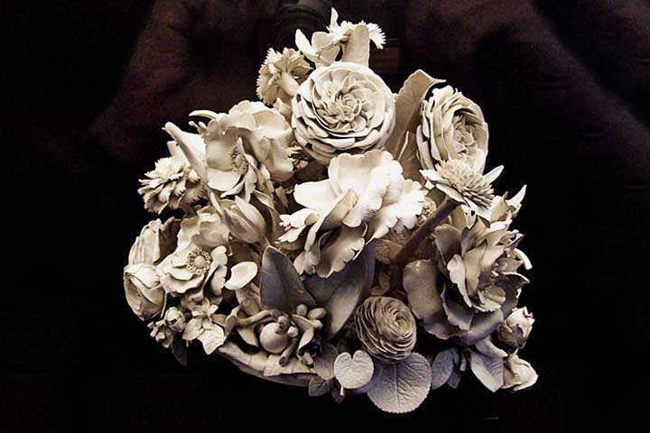 Artistas criam obras de arte modernas com porcelana, expandindo suas fronteiras como meio criativo. E o material também tem apelo sustentável. Novas técnicas minimizam impactos ambientais durante a produção de porcelana.
