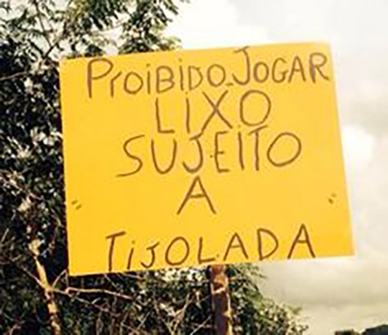 Proibido jogar lixo. Sujeito a tijolada - Melhor não arriscar, não é mesmo?