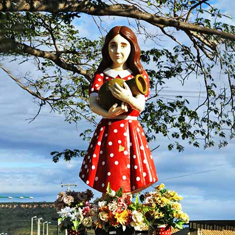 A principal queixa dos devotos é que na estátua de 26 metros a jovem assassinada aos 13 anos parece ter feições adultas. 
