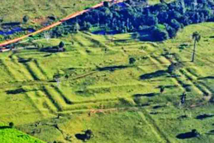 Chamados de geoglifos, eles representam figuras em grandes dimensões e de diversas formas geométricas esculpidas na terra. 
