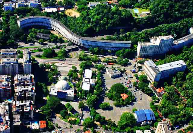 Localizado na zona sul da cidade, a região é cercada pela natureza e ao mesmo tempo perto do centro. O alto valor dos imóveis é resultado da boa infraestrutura, das ruas cheias de árvores e da presença de escolas e centros culturais importantes.