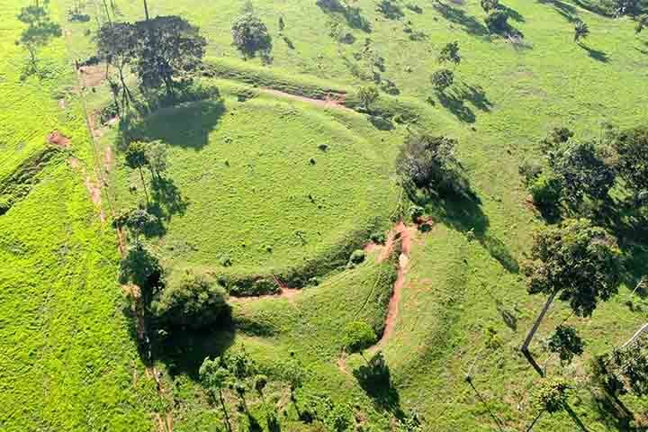 O solo de áreas rurais da Amazônia Ocidental, em especial no território do Acre, guarda registros históricos em forma de desenhos. 
