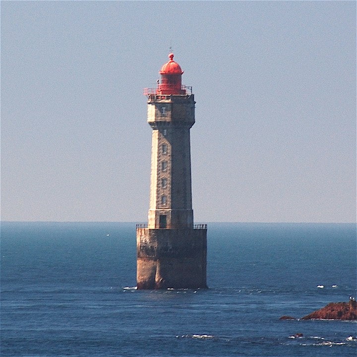 Farol de La Jument, França - Construído entre 1904 e 1911, fica a 2 km da ilha de Ouessant e é um dos faróis mais espetaculares da costa francesa.  - 