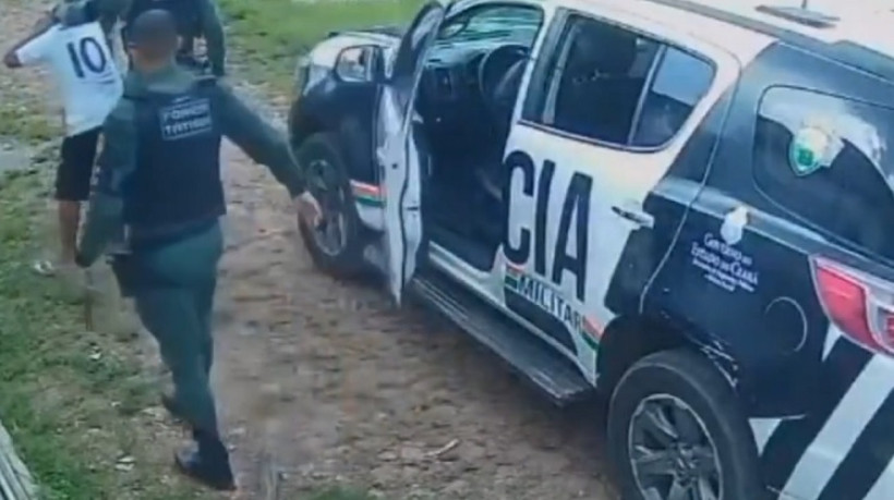 Câmeras de vigilância registraram agressões praticadas por policiais militares contra um homem em Graça, no Interior do Ceará