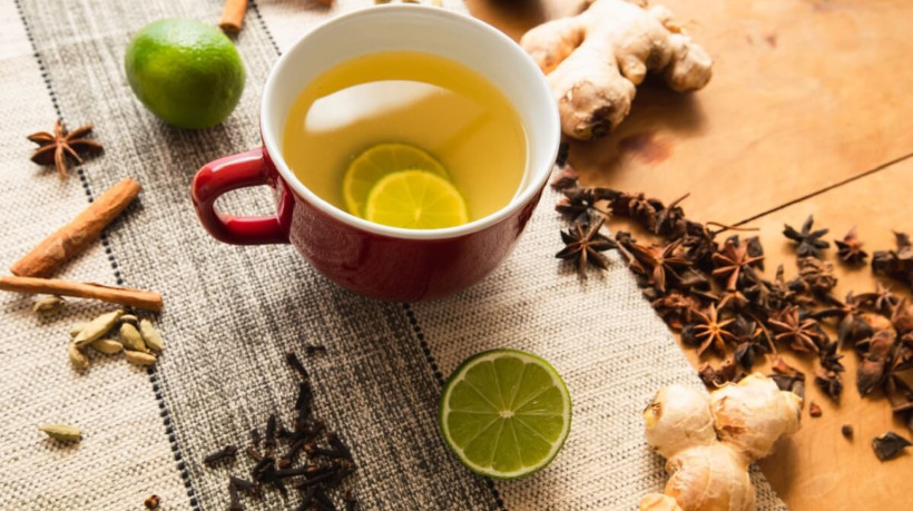 Chá verde com limão e especiarias (Imagem: 3 Dias Fotografia | Shutterstock)