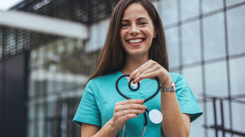 O enfermeiro é um dos profissionais mais próximos da população no cotidiano (Imagem: Dragana Gordic | Shuttterstock) 