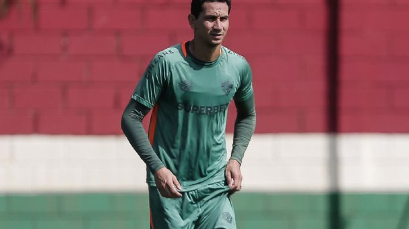 Comandante ressalta que seria perigoso colocar o meia pra atuar no gramado sintético da Arena MRV e cita lesão de Lima, que seria titular