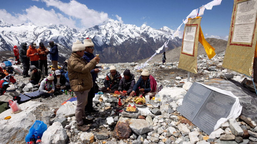 Monges nepaleses realizam ritual budista em homenagem à geleira Yala, no Vale Langtang