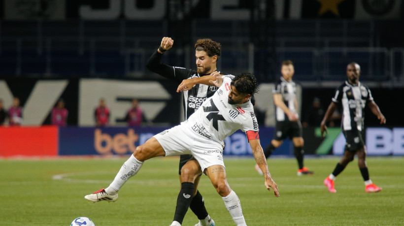 Pedro Raul, do Ceará, enroscado com Rincón, do Santos
