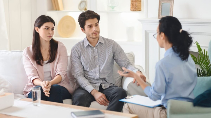 A terapia de reprocessamento generativo ajuda a resolver questões no relacionamento amoroso (Imagem: Prostock-studio | Shutterstock) 