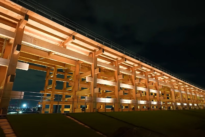 Feita principalmente de cedro japonês, cipreste e pinheiro silvestre (70% materiais locais), a estrutura combina elementos nacionais e estrangeiros. 