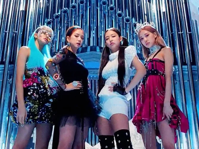 Blackpink - Fenômeno global do k-pop. É um grupo feminino formado por Jennie, Lisa, Rosé e Jisoo que tornou-se muito popular. 
