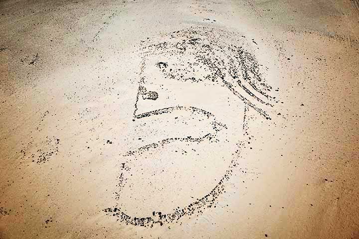 O geoglifo de Chupacigarro representa um rosto de perfil com o olho fechado, a boca aberta e cabelos esvoaçantes. Os traços do rosto preservam as características pré-hispânicas das civilizações ao norte do Peru. 