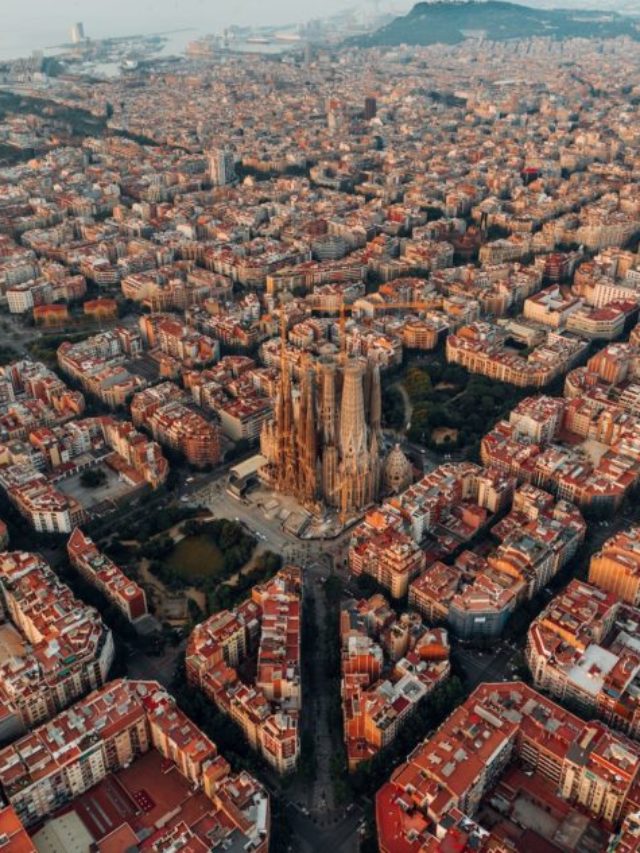 Barcelona combina de forma harmoniosa o clima mediterrâneo com a história e a arquitetura, despertando a curiosidade de milhares de turistas. Descubra as maravilhas dessa impressionante cidade catalã.  