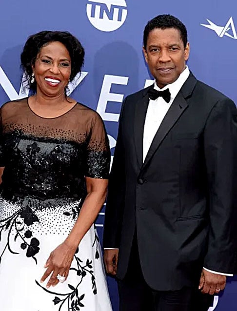 Denzel Washington é casado com Pauletta Washington desde 1983. Da união nasceram quatro filhos: David Washington, que também é ator, Katia Washington e os gêmeos Olivia e Malcolm.
