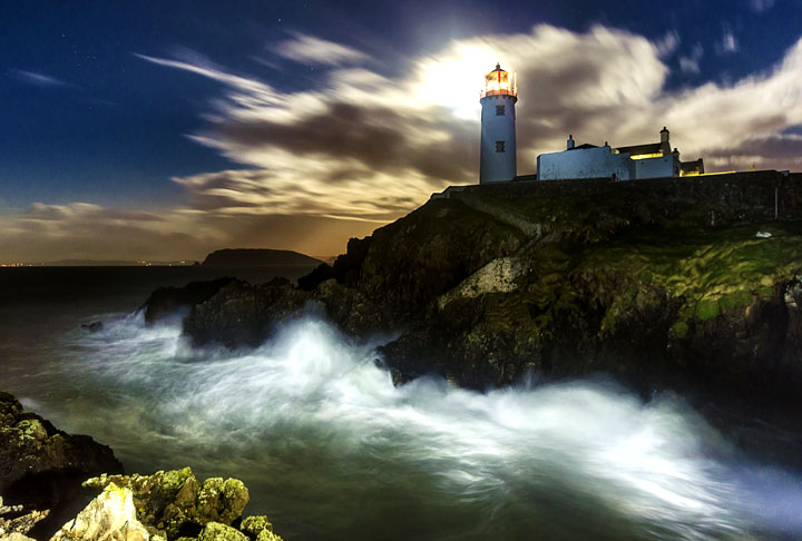 Farol de Fanad, Irlanda - Construído em em 1818 na beirada de um penhasco, a pedido de moradores após um naufrágio no local em que todos morreram. Dizem que a área é mal assombrada..