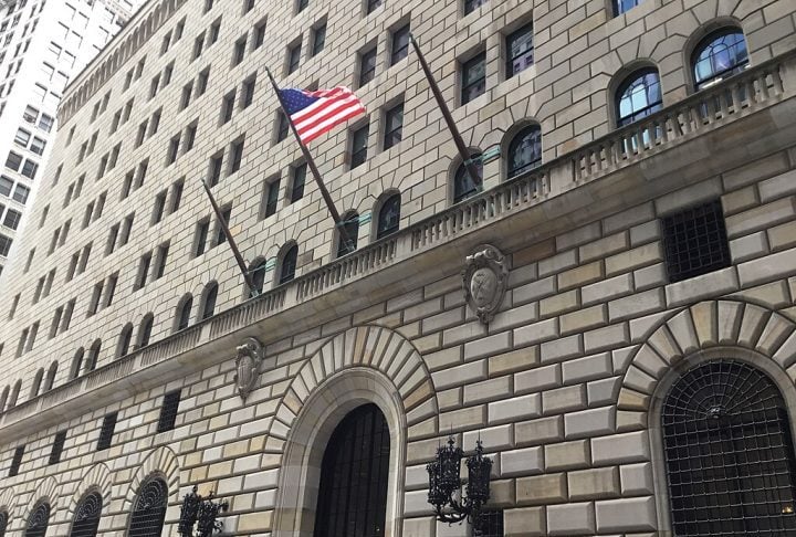 Isso porque, localizado no Banco da Reserva Federal de Nova York, a 25 metros abaixo do solo, fica o maior cofre de ouro do mundo!