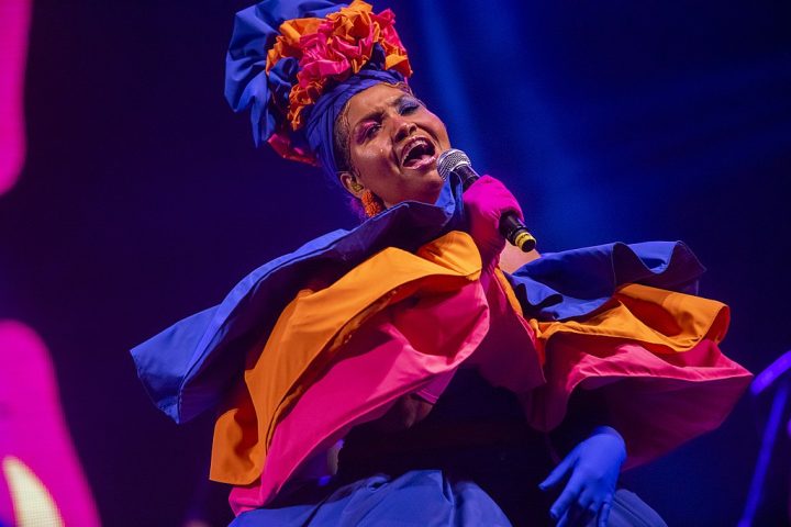 Sua trajetória artística começou no coral da Paróquia de Santa Teresinha do Menino Jesus e em apresentações em bares locais.