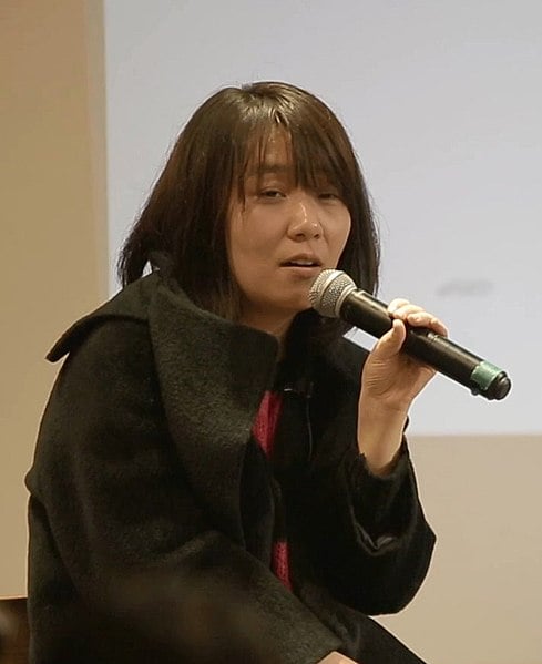 Aos 54 anos, Hang Kang tem como obra mais famosa ‘A Vegetariana”, publicado pela primeira vez em 2006. No ano seguinte, a autora conquistou o International Booker Prize, maior prêmio literário do Reino Unido.
