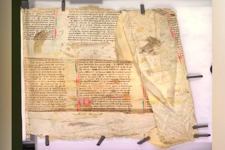 A descoberta é particularmente valiosa porque apenas cerca de 40 cópias manuscritas da Suite Vulgate du Merlin sobreviveram ao tempo, cada uma com variações únicas introduzidas pelos escribas medievais.