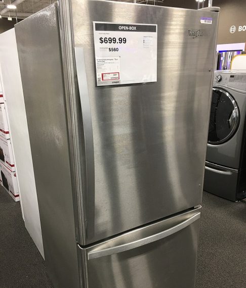 Nos anos 2000 e 2010, o foco passou a ser a eficiência energética, com o surgimento de modelos inverter, que ajustam o funcionamento do compressor de forma inteligente, economizando eletricidade e mantendo a temperatura mais estável. 