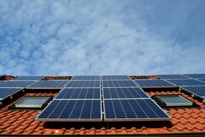 Hoje, o sistema conta com 24 painéis solares de 440 watts cada e fornece energia contínua sem depender da rede elétrica. 