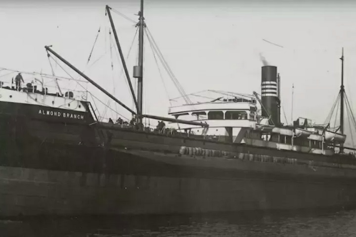A curiosidade inusitada é que o navio (um cargueiro britânico SS Almond Branch) permanece afundado no fundo do Canal da Mancha, entre a França e a Inglaterra.