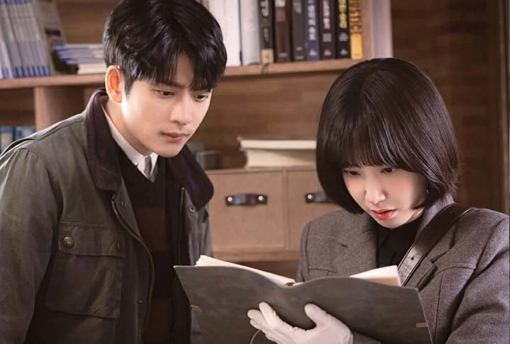 “Uma Advogada Extraordinária” - Sucesso em 2022, o k-drama segue os passos de uma jovem diagnosticada com espectro autista que é contratada por um escritório de advocacia. 
