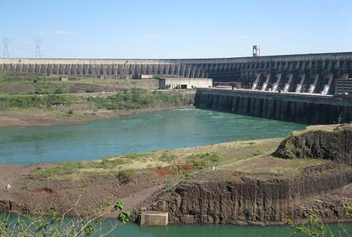 Nas proximidades de Ciudad del Este, encontra-se a Usina de Itaipu, uma das maiores hidrelétricas do mundo, na divisa entre Brasil e Paraguai. O nome Itaipu foi tirado de uma ilha que existia perto do local de construção. 