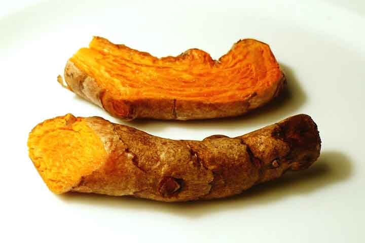 Esses efeitos no corpo humano acontecem em virtude de seus componentes bioativos como a curcumina, a demetoxicurcumina e a bisdemetoxicurcumina.