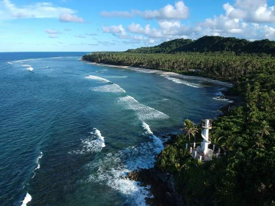 20) Praia do Pacífico (Siargao, Filipinas): O lugar é um verdadeiro paraíso escondido, famoso por sua beleza natural e ondas perfeitas para surfe. Tanto que a praia costuma receber surfistas do mundo todo ao longo do ano.
