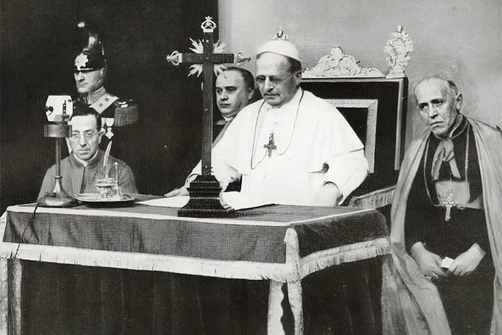 Pio XI - Natural da comuna italiana de Desio, na Lombardia, Ambrogrio Damiano Achille Ratti foi papa por 17 anos e 4 dias - de 6 de fevereiro de 1922 até sua morte, em 10 de fevereiro de 1939. 
