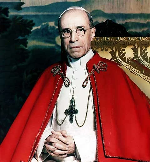 No período do pontificado de Pio XII o planeta viveu o drama da Segunda Guerra Mundial (1939 - 1945) e sua figura ainda hoje é envolta em controvérsia pelo que muitos historiadores consideram cumplicidade da cúpula da igreja com o holocausto (assassinato em massa de judeus). 
