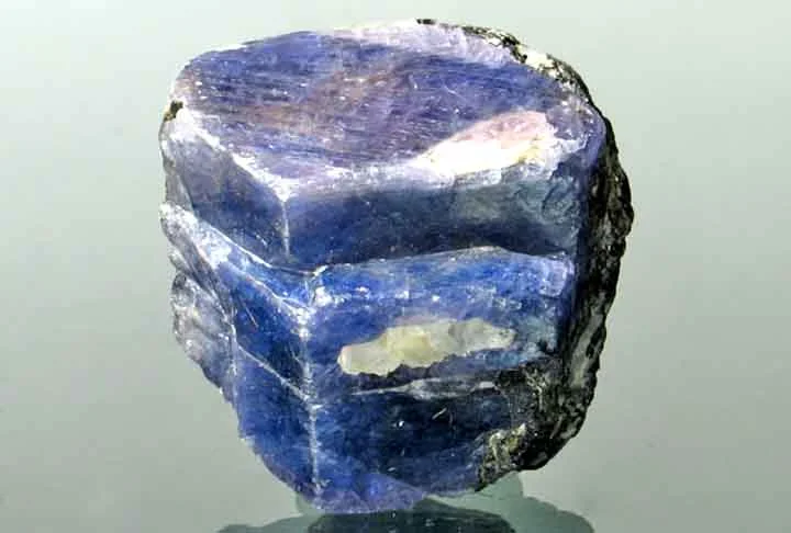 Safira- Outra variedade de coríndon, se forma através do óxido de alumínio, em ambientes metamórficos e ígneos. São achadas principalmente no Sri Lanka, Myanmar e Tailândia. Possuem diversas cores. A mais comum é a azul. Representa lealdade e sabedoria. 