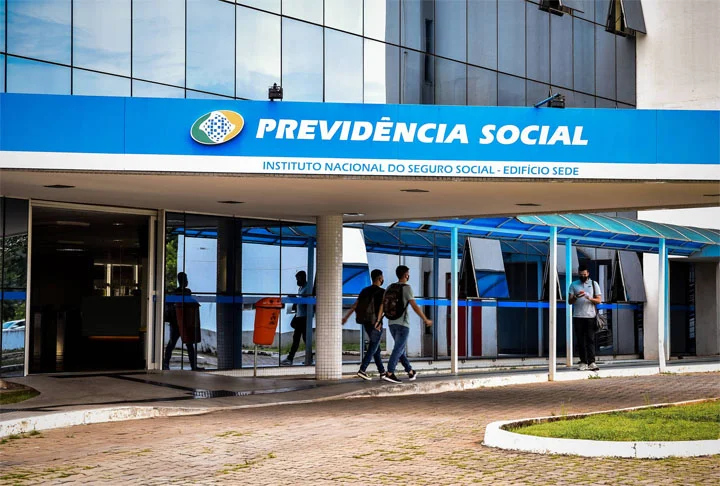 Aposentados e pensionistas do Instituto Nacional do Seguro Social (INSS) começam em 13/5/2025 a receber notificação sobre o pagamento de mensalidades no benefício.  Muita gente foi vítima de um esquema bilionário de fraude com descontos não autorizados.
