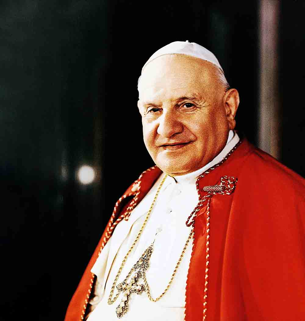 João XIII - Angelo Giuseppe Roncalli nasceu em Sotto il Monte, na província de Bérgamo, na Itália. Ele ocupou o trono de São Pedro por 4 anos e 218 dias - de 28 de outubro de 1958 a 3 de julho de 1963. 
