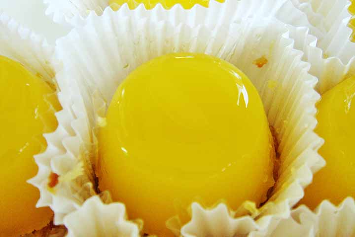 Assim, o surgimento deste doce coincidiu com o período no qual as instituições religiosas lusitanas tiveram a disponibilidade de açúcar. Na época, as plantações e engenhos de cana no Arquipélago da Madeira.