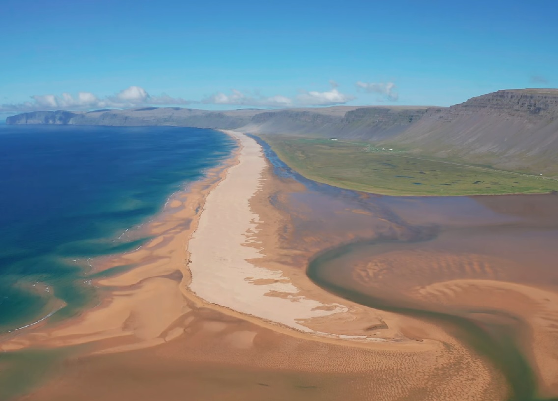 13) Rauðasandur – Westfjords, Islândia: Também conhecida como Praia de Areia Vermelha, Rauðasandur é famosa por sua areia de tom avermelhado, algo que vem da erosão de rochas vulcânicas, ricas em ferro e magnésio. Além disso, a praia também é conhecida por ter ondas poderosas, que atraem turistas o ano todo.