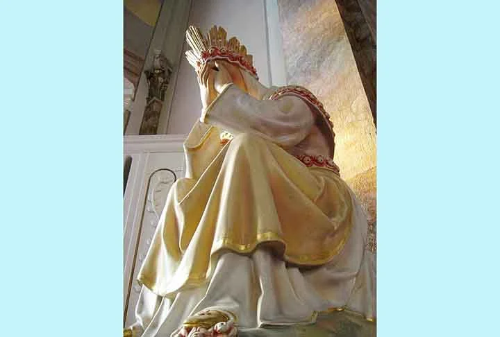 Nossa Senhora de La Salette - Invocação mariana surgida do relato de aparições na montanha de La Salette, em Isère, região dos alpes franceses. 
