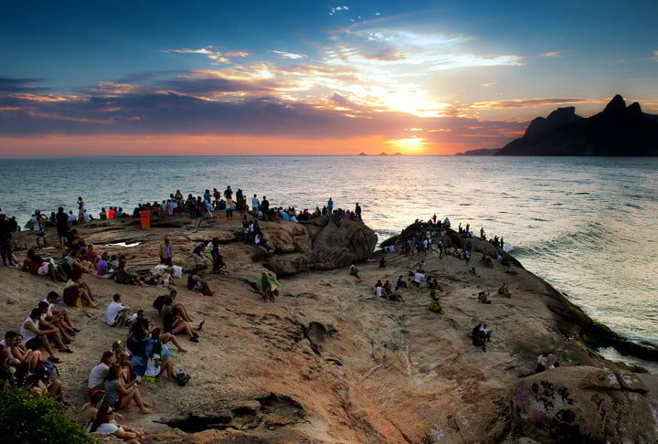 “Nenhuma outra cidade da Terra combina beleza natural, cosmopolitana, glamour, comidas interessantes, férias na praia e uma vida noturna fabulosa, diz um trecho da reportagem. 