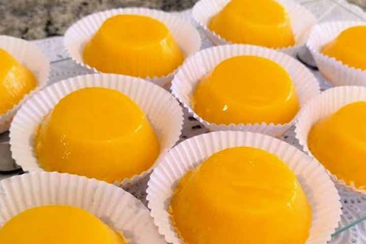 Com raízes portuguesas e nome africano, um saboroso doce à base de ovos e coco ralado se expandiu pelo Brasil. Trata-se do quindim, que foi baseado a partir de uma outra guloseima de Portugal, mas que adquiriu um aspecto único em solo verde e amarelo.