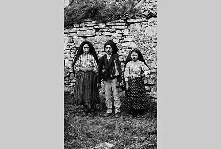 Os irmãos Francisco e Jacinta Marto, e sua prima Lúcia, pastores de ovelhas, ficaram conhecidos como “Pastorinhos de Fátima”. 