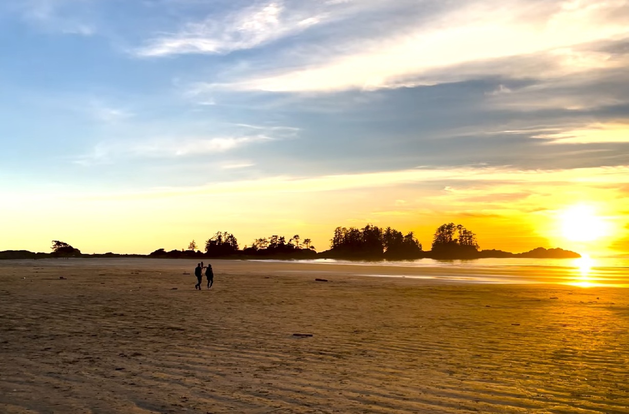 6) Chesterman Beach (Ilha de Vancouver, Canadá): Pra quem procura uma praia que combina beleza natural com uma atmosfera descontraída, a Praia Chesterman é o lugar ideal. As ondas suaves e as águas rasas criam um ambiente seguro para as crianças brincarem e construírem castelos de areia.