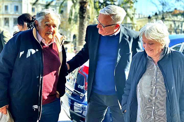 Mujica ficou conhecido como o “presidente mais pobre do mundo” por doar quase todo o salário para seu partido e a uma frente de auxílio para moradias. Ele não quis mudar-se para o palácio presidencial e seguiu morando em sua chácara.